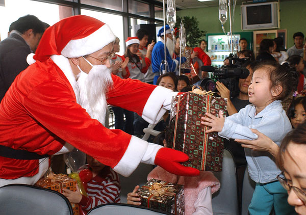 On December 20, an SK Telecom Volunteer Group that included Shin Bae Kim, president of SK Telecom, and Sunny, the customer volunteer group, held a `Merry Christmas in Hospital Event` at the Department of Child and Adolescent Health in the Korea University Medical Center.